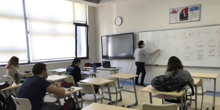 Özel okullarda öğretmenler düşük ücretlerden işverenler maliyetlerden şikayetçi