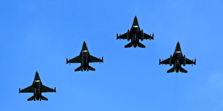 ABD F-16 filosu Orta Doğu'ya ulaştı