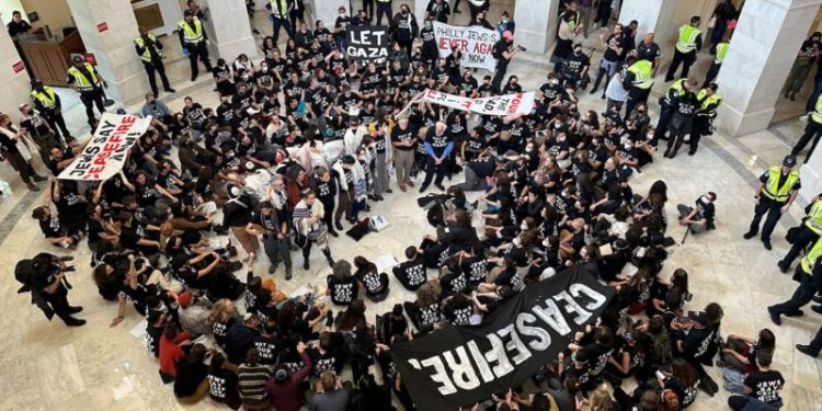 ABD Kongre binasında Gazze’de ateşkes için oturma eylemi düzenlendi