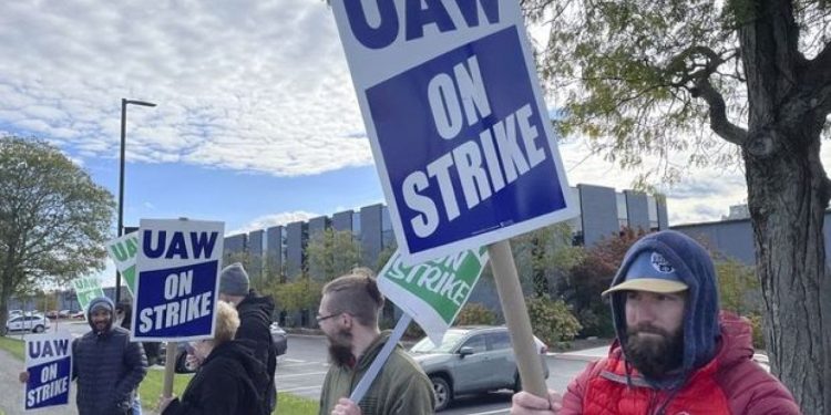 ABD'de otomobil işçilerinin grevi genişliyor: Mack Trucks'ta da grev başladı