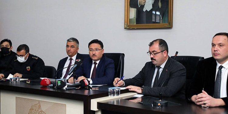 Afyon Valiliği’ne giden öğretmene önce dayak sonra gözaltı