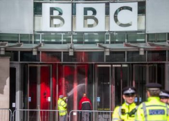 BBC binasının kapısı kırmızıya boyandı: “İsrail’in savaş suçlarına rıza yaratmak, elinizde Filistinli kanı var demektir”