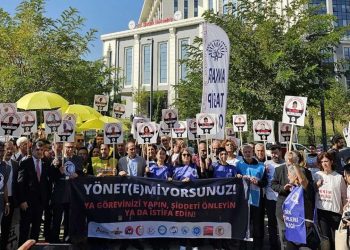 Bakanlık önünde sağlıkta şiddete tepki