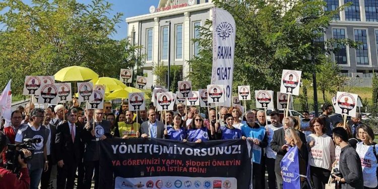 Bakanlık önünde sağlıkta şiddete tepki