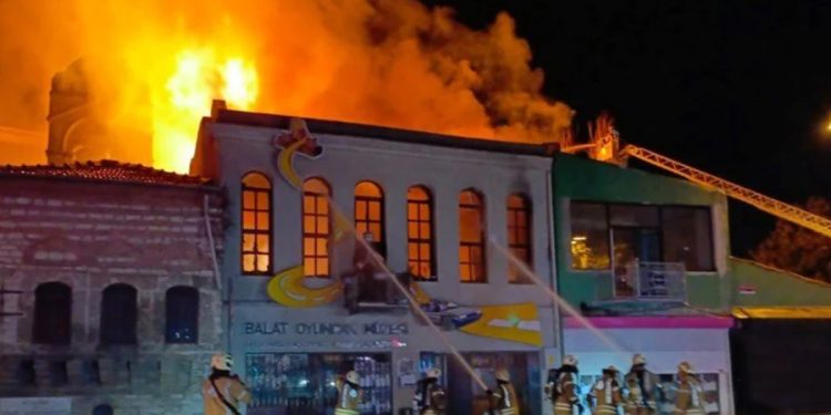 Balat’ta oyuncak müzesi alev alev yandı