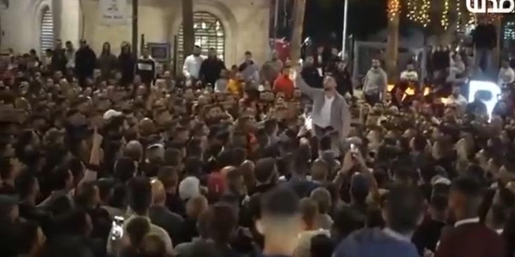 Batı Şeria'da Mahmud Abbas'a öfke: Binlerce kişi sokağa döküldü