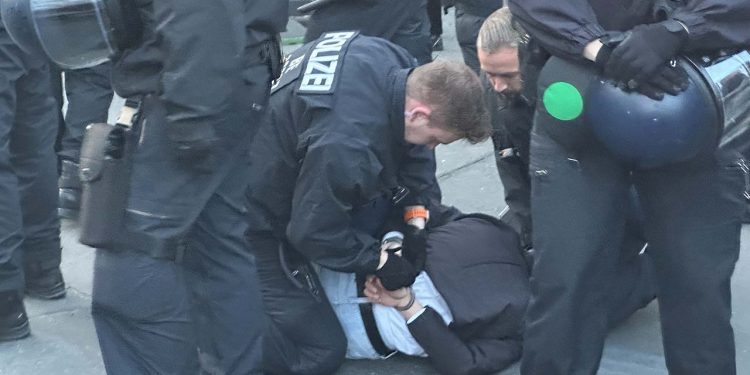 Batı ülkelerinde yasağa rağmen Filistin'e destek gösterileri