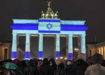 Berlin’de Branderburg Kapısı’na İsrail bayrağı yansıtıldı