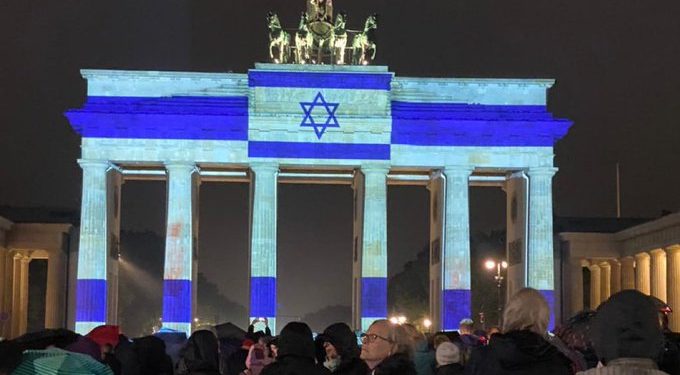 Berlin’de Branderburg Kapısı’na İsrail bayrağı yansıtıldı