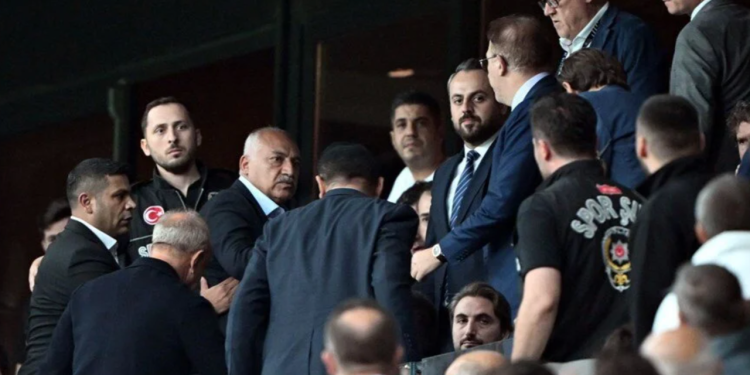 Beşiktaş taraftarınca protesto edilen TFF Başkanı Mehmet Büyükekşi ilk kez konuştu: Herkes kendine yakışanı yapar