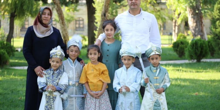 Beşizlerin anne ve babasını tutukladılar; çocuklar ortada kaldı