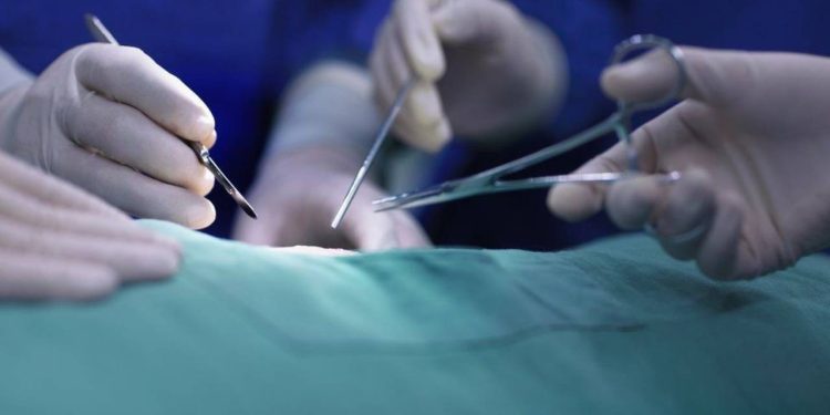 Beyin cerrahı, temizlik görevlisini ameliyata sokmuş! Skandalın fotoğrafları ortaya çıktı