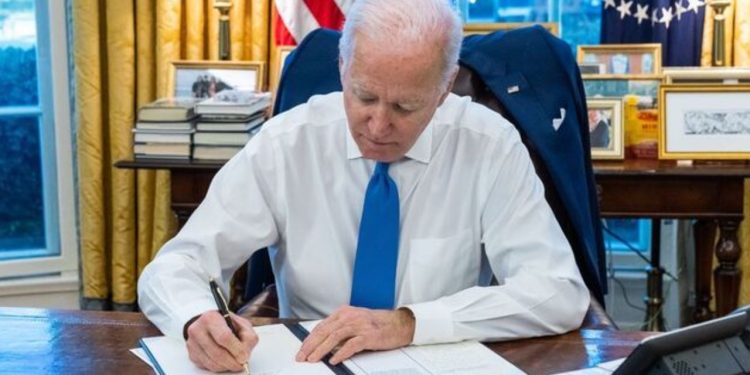 Biden, hükümetin kapanmasını önleyecek geçici bütçe tasarısını 2023 mali yılının bitimine 1 saat kala imzaladı