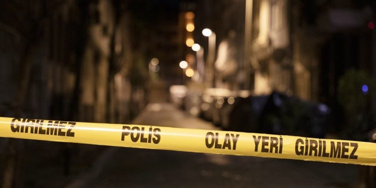 Büyükçekmece'de ihbara giden polislere ateş açıldı: 1 polis şehit oldu!