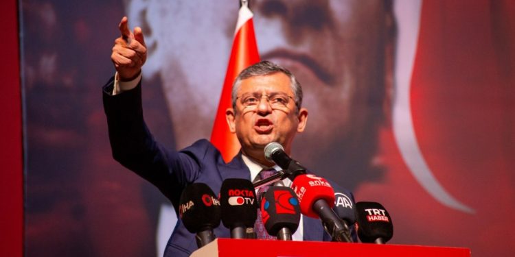 CHP Genel Başkan adayı Özgür Özel Diyarbakır'da konuştu: 'Kürt sorununu çözmek için söz veriyoruz'