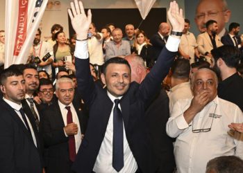 CHP İstanbul İl Başkanlığı’nı değişimcilerin adayı Özgür Çelik kazandı
