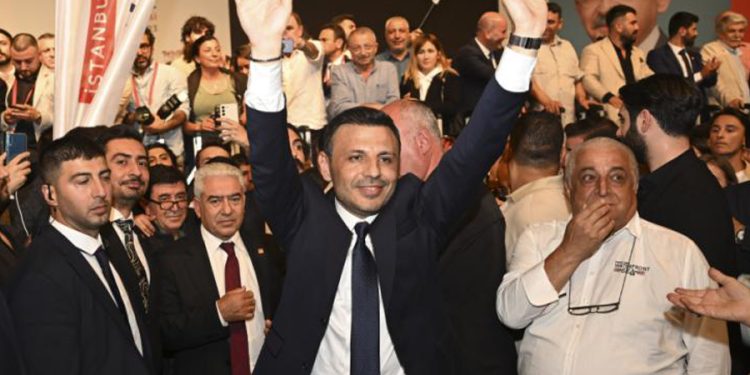 CHP İstanbul İl Başkanlığı’nı değişimcilerin adayı Özgür Çelik kazandı