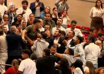 CHP İstanbul İl Kongresi’nde arbede çıktı