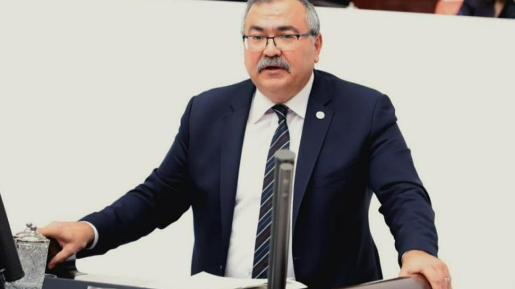 CHP'li Bülbül'den Menzil'e bağlılık yemini eden ilçe Milli Eğitim Müdürü'ne ve bakana tepki