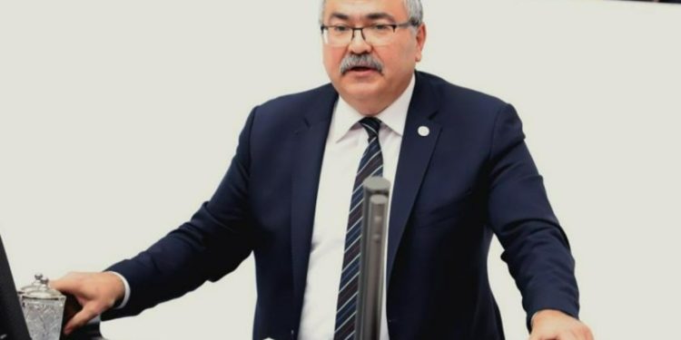 CHP'li Bülbül'den Menzil'e bağlılık yemini eden ilçe Milli Eğitim Müdürü'ne ve bakana tepki