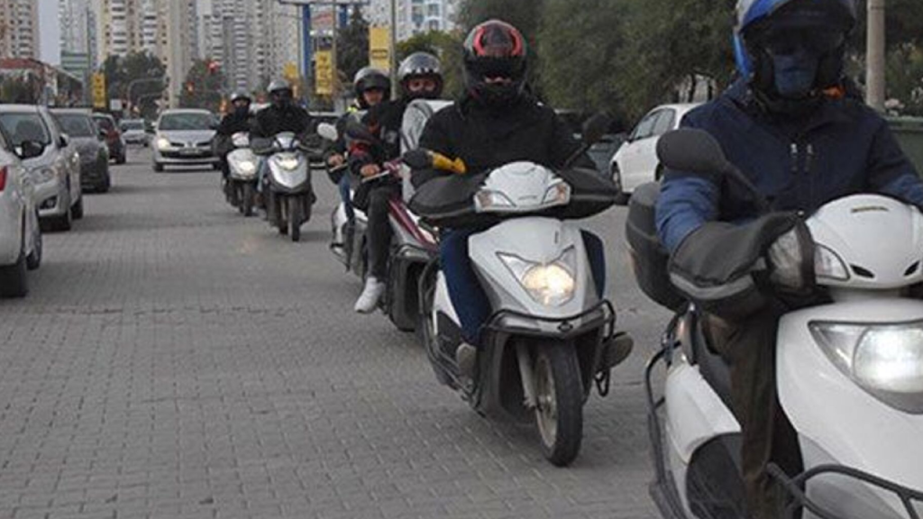 CHP'li Deniz Demir moto kuryelerin sorunlarını Meclis gündemine taşıdı: Kurye zamanla, zaman Azrail ile yarışıyor!