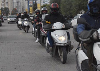 CHP'li Deniz Demir moto kuryelerin sorunlarını Meclis gündemine taşıdı: Kurye zamanla, zaman Azrail ile yarışıyor!
