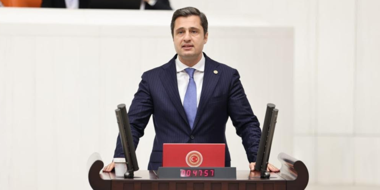 CHP'li Deniz Yücel okulların medreseleşmesini ve katkı payı alınmasını Danıştay'a taşıdı