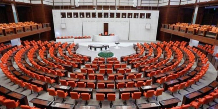 Çalışmayan emekliye 5 bin TL ikramiye Meclis'te kabul edildi