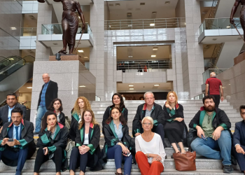 Can Atalay'ın avukatları oturma eylemine başladı: "Mahkeme başkanı karar vermeden adliyeden gitti. Yarın eylemimizi daha kalabalık yapacağız"