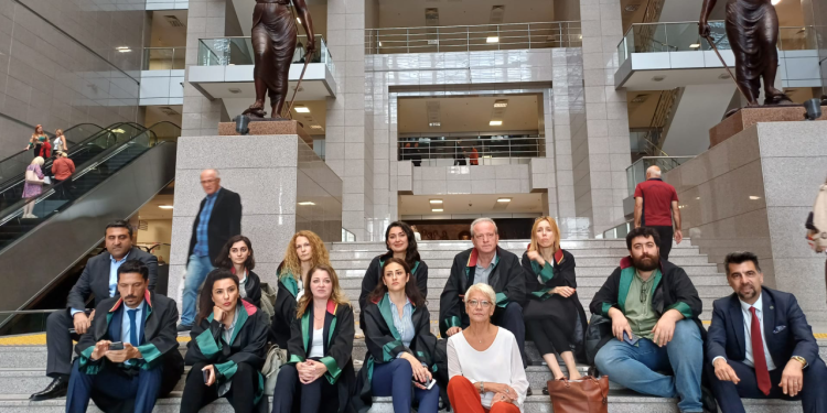 Can Atalay'ın avukatları oturma eylemine başladı: "Mahkeme başkanı karar vermeden adliyeden gitti. Yarın eylemimizi daha kalabalık yapacağız"