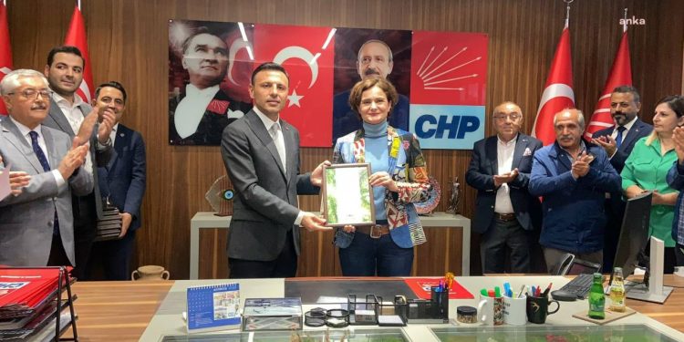 Canan Kaftancıoğlu, koltuğunu yeni başkan Özgür Çelik'e devretti