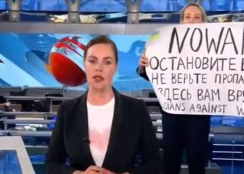 Canlı yayında açtığı “Savaşa hayır” pankartıyla dünyanın gündemine oturan Rus gazeteci, 8 buçuk yıl hapis cezasına çarptırıldı
