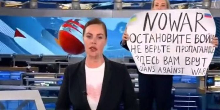 Canlı yayında açtığı “Savaşa hayır” pankartıyla dünyanın gündemine oturan Rus gazeteci, 8 buçuk yıl hapis cezasına çarptırıldı