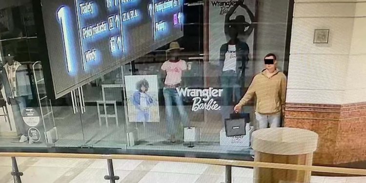 'Cansız manken' taklidiyle hırsızlık yapan şüpheli yakalandı