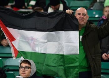 Celtic taraftarları Şampiyonlar Ligi maçında binlerce Filistin bayrağı açtı