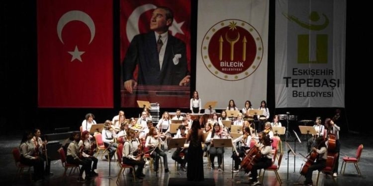 Çocuk Senfoni Orkestrası'nın konseri ayakta alkışlandı