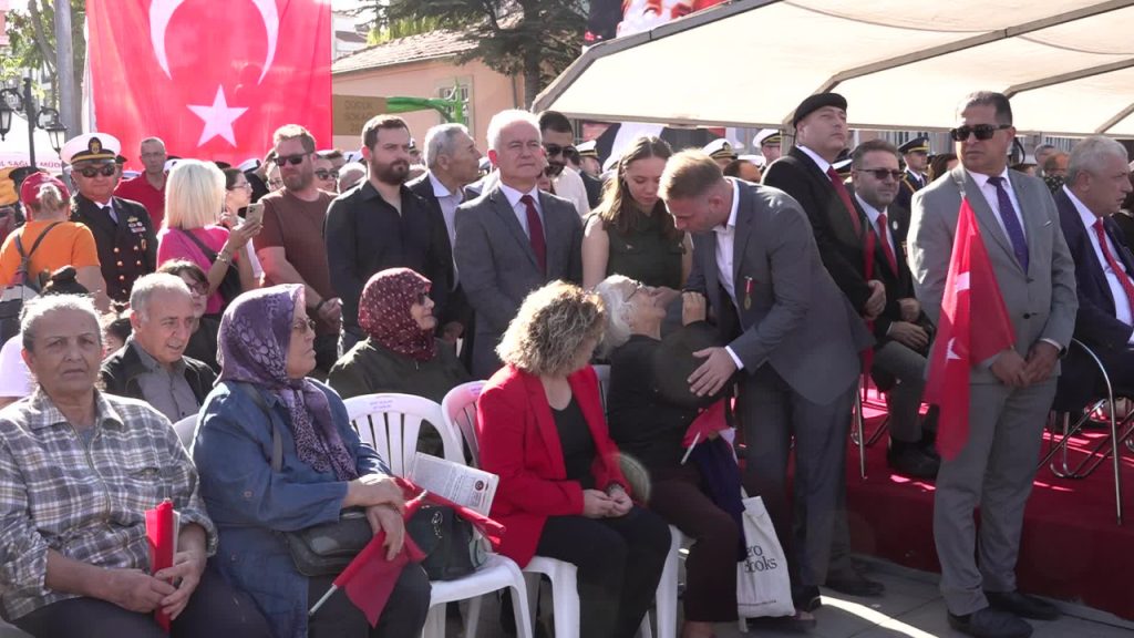 Cumhuriyet Bayramı töreninde CHP Milletvekili Güneşhan'a yer verilmedi: Ayakta izledi