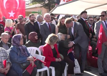 Cumhuriyet Bayramı töreninde CHP Milletvekili Güneşhan'a yer verilmedi: Ayakta izledi