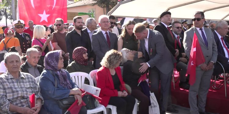 Cumhuriyet Bayramı töreninde CHP Milletvekili Güneşhan'a yer verilmedi: Ayakta izledi
