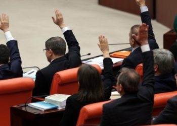 Depremde kaybolan cenazelerin bulunmasına dair önerge reddedildi