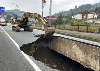 Doğu Karadeniz’de dereler taştı, heyelanlar oluştu, yol 3. kez çöktü