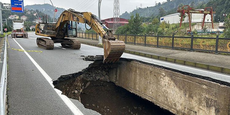 Doğu Karadeniz’de dereler taştı, heyelanlar oluştu, yol 3. kez çöktü