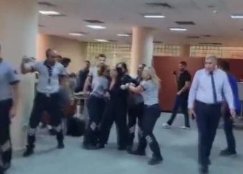Dokuz Eylül’de yüzde 200’lük yemek zammını protesto eden öğrenciler, yaka paça gözaltına alındı
