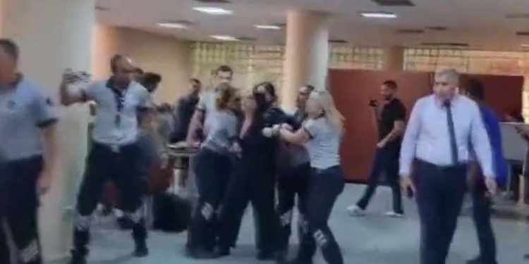 Dokuz Eylül’de yüzde 200’lük yemek zammını protesto eden öğrenciler, yaka paça gözaltına alındı