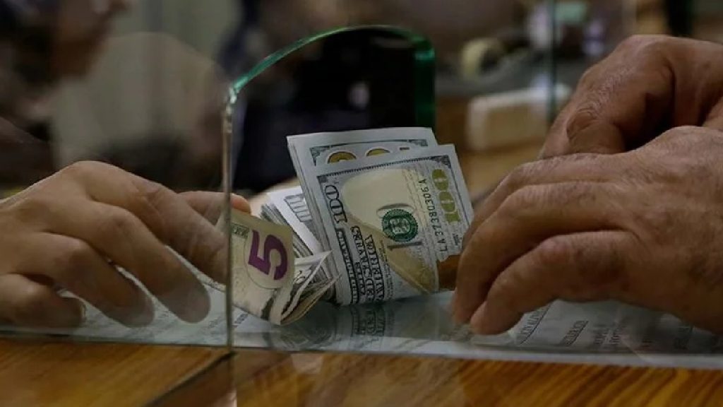 Dolar 28 lirayı aşarak tarihi zirvesine ulaştı