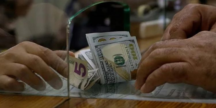 Dolar 28 lirayı aşarak tarihi zirvesine ulaştı