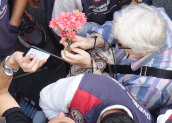 Elde çiçek kolda kelepçe; AYM kararını yok sayan polis Cumartesi Annelerini gözaltına aldı