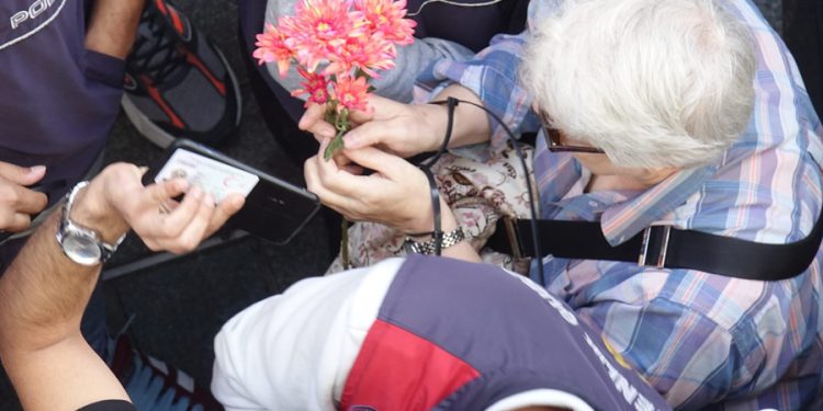 Elde çiçek kolda kelepçe; AYM kararını yok sayan polis Cumartesi Annelerini gözaltına aldı