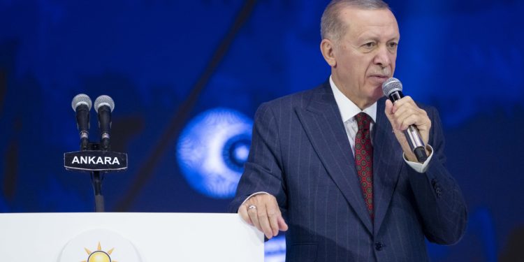 Erdoğan'ın eski metin yazarından yeni AKP yönetimine eleştiri: Riskli