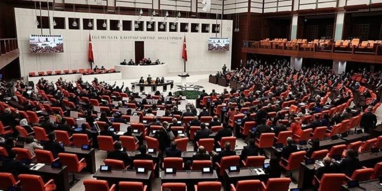 Erdoğan'ın 'seçimdeki mülakat' vaadi, AKP ve MHP'nin oylarıyla reddedildi